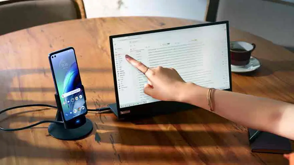 El Moto G100 conectado a un monitor de PC.