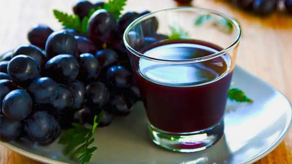 Se recomienda consumir un vaso por día de jugo de arándanod