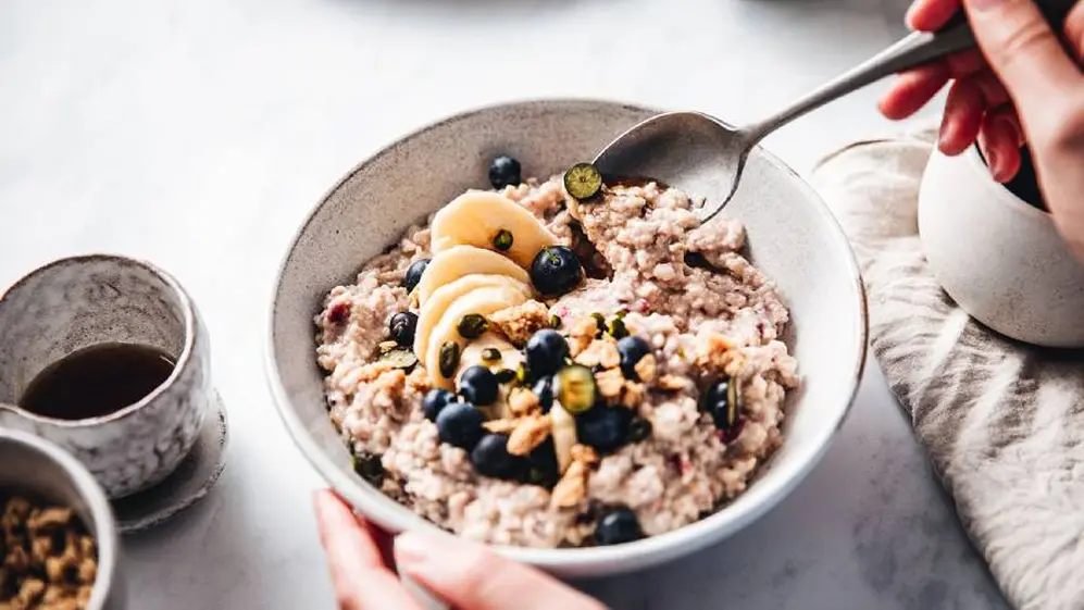 Desayunar avena mezclada con frutas es muy sabroso y da mucha saciedad
