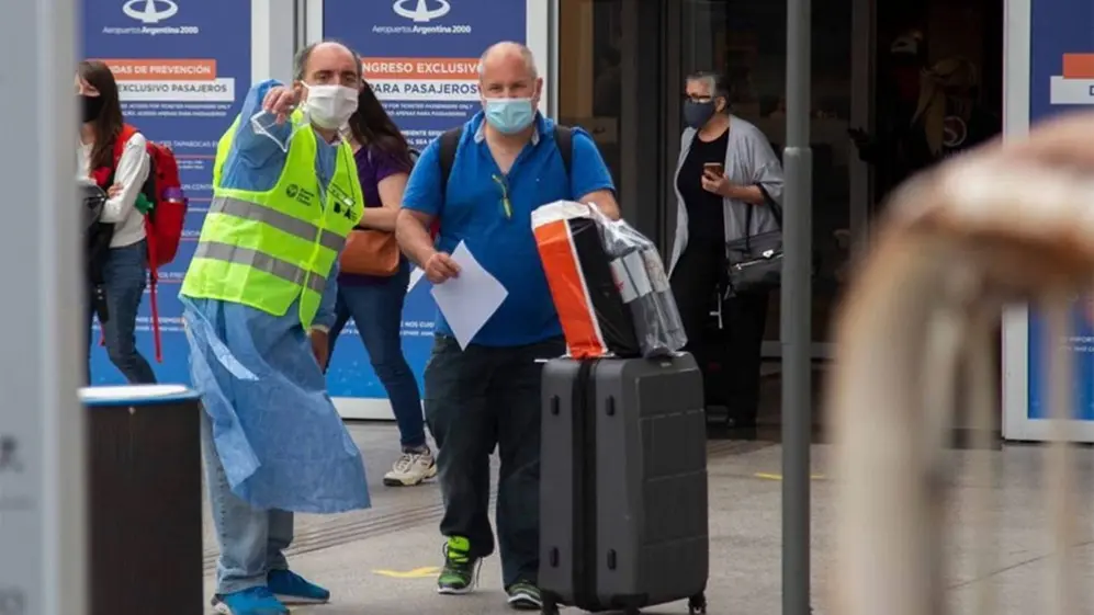 Alerta por la variante Delta: Argentina recibirá menos vuelos y personas desde el exterior.