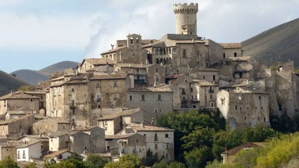 Santo Stefano di Sessanio es uno de los pueblos italianos que brinda esta posibilidad