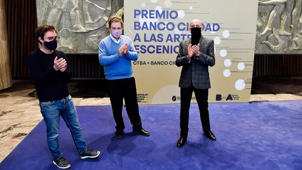 De izquierda a derecha, Enrique Avogadro, ministro de Cultura de la Ciudad; el presidente del Banco Ciudad, Guillermo Alejandro Laje; y Jorge Telerman, director General y Artístico del CTBA.