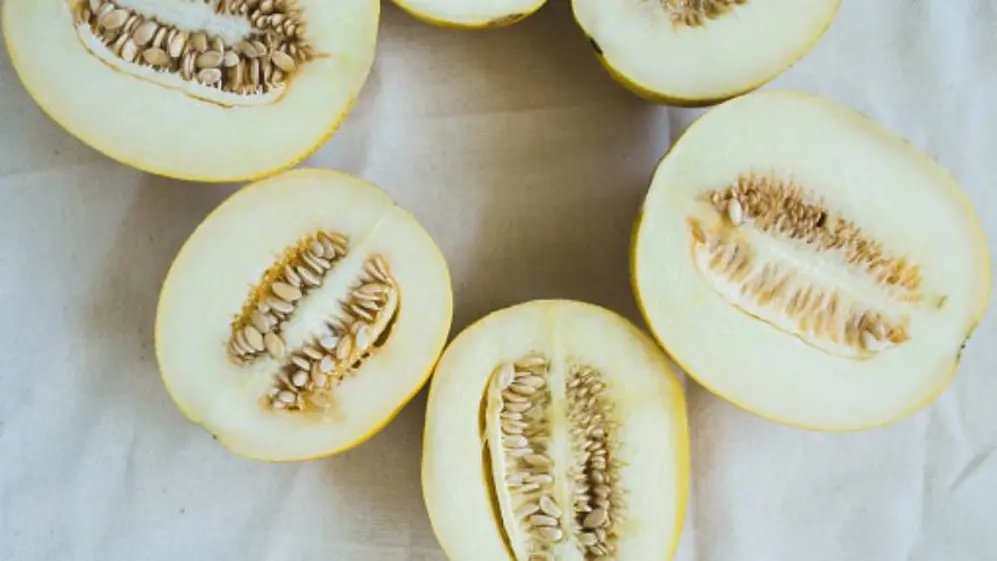 Se aconseja lavar las frutas que se van a comer con piel antes de consumirlas
