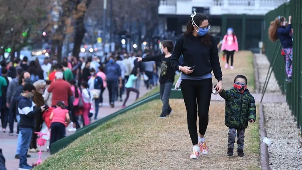 El uso del barbijo dejará de ser obligatorio al aire libre en la Ciudad
