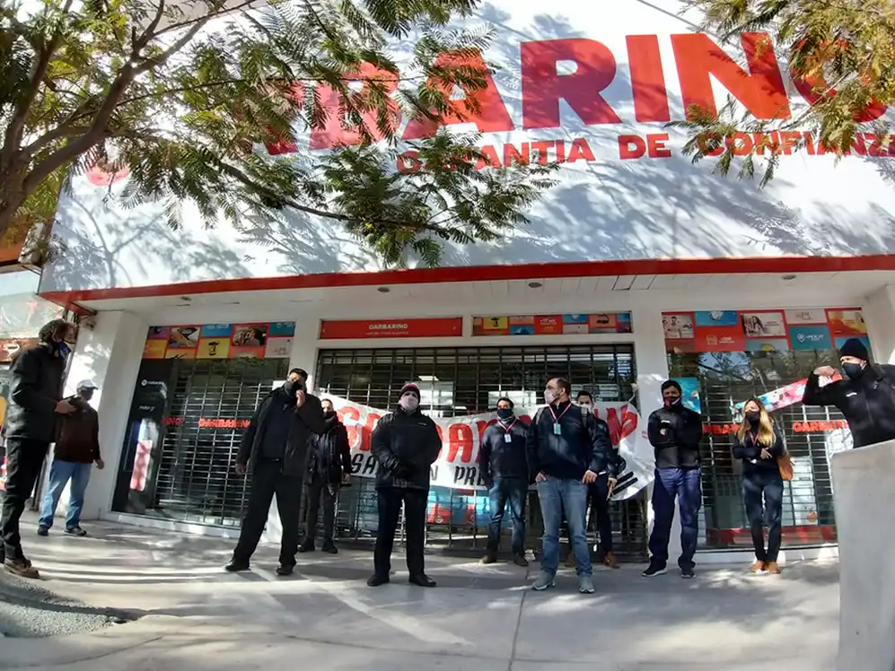 la mayoría de sus sucursales se mantienen casi sin operar, y los empleados ya no saben adónde apelar para tratar de encontrar una salida