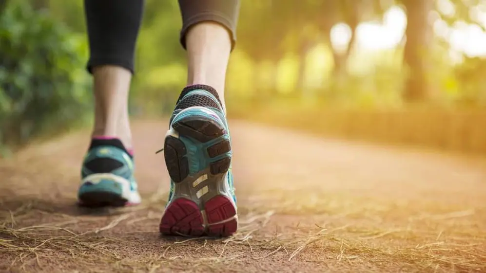 Los beneficios de caminar se podrían obtener con una meta de entre 7 y 8 mil pasos