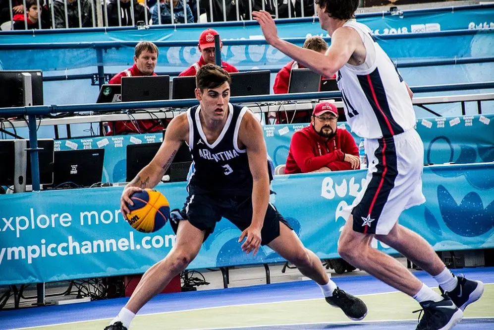 l básquet 3x3 se desarrolló a partir del baloncesto de la calle y está considerado como el número uno entre los deportes de equipo urbanos