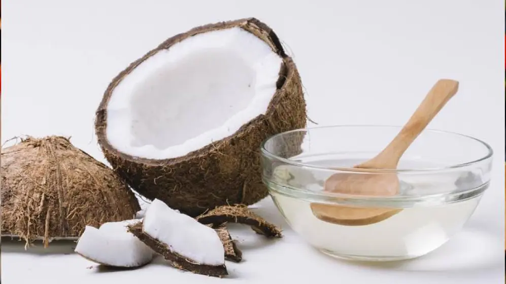 El aceite de coco es una de las comidas para bajar de peso