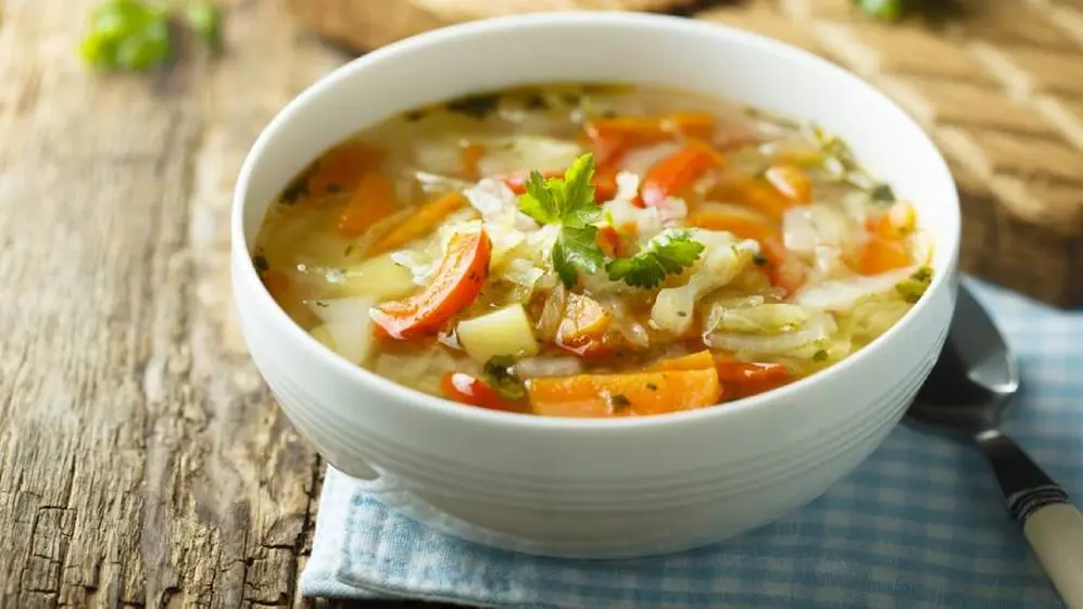 La sopa de verduras es uno de los alimentos que puede ser una comida para bajar de peso