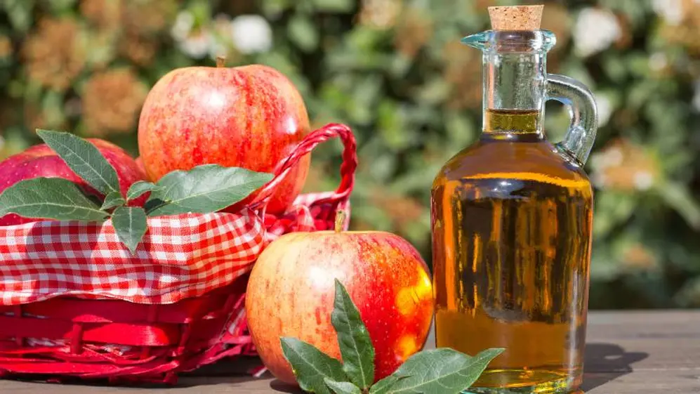 El vinagre de manzana es una de las comidas para bajar de peso que se puede incluir en la dieta