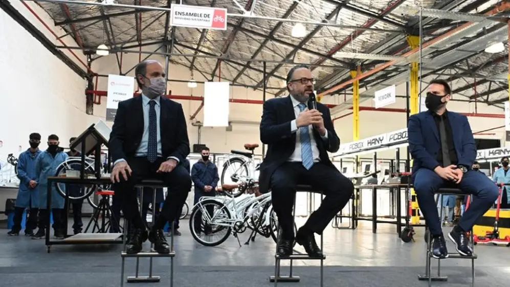 Kulfas dio el anuncio sobre las bicicletas eléctricas.