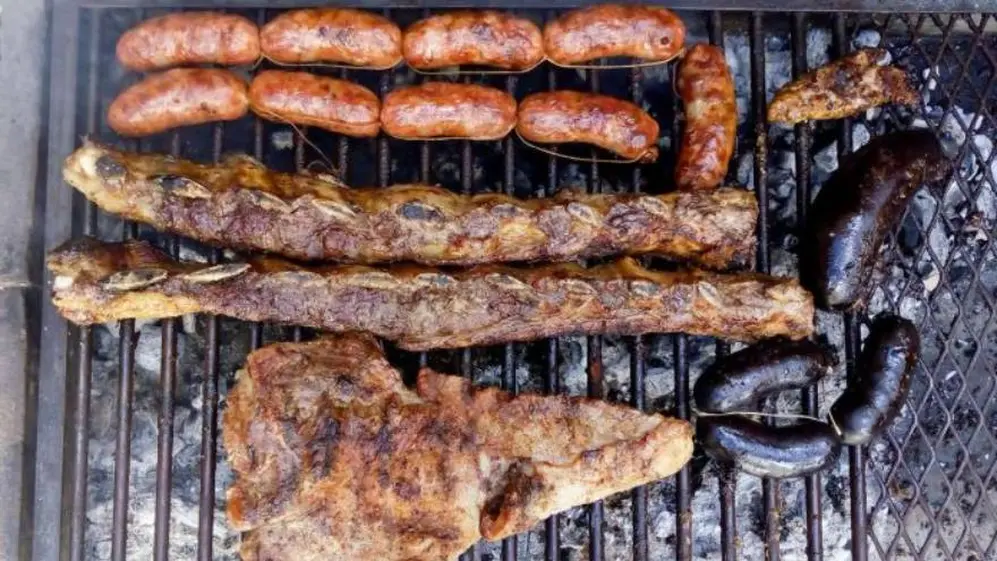 La carne asada al carbón puede contener acrilamida