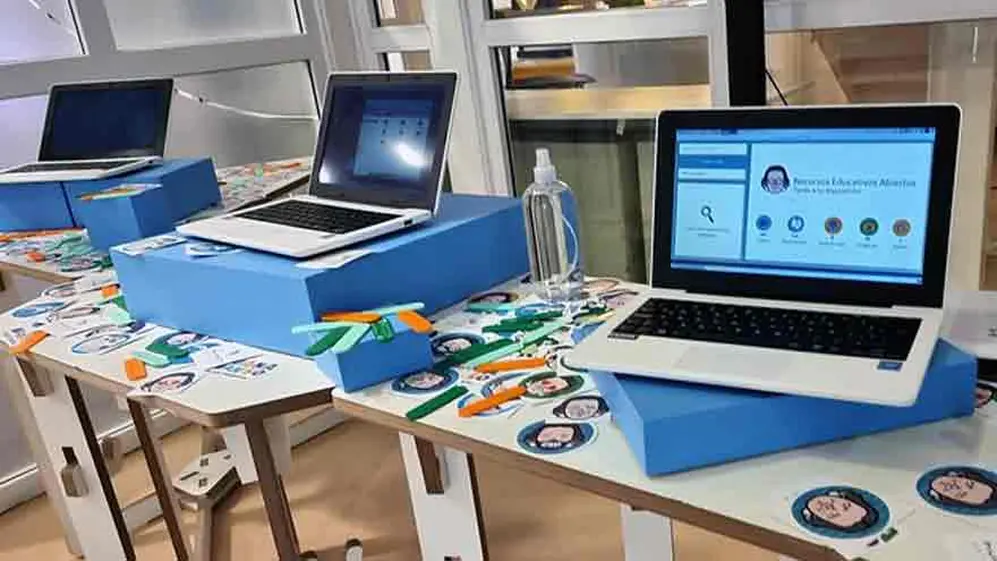 Computadoras educativas con Huayra instalado.