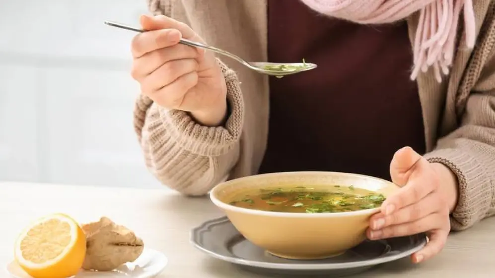 Se aconseja evitar alimentos como guisos o sopas
