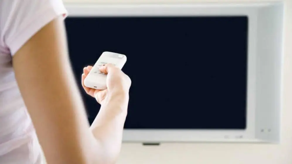 Apagar los televisores y otros dispositivos es clave para evitar que el modo stand by gaste energía
