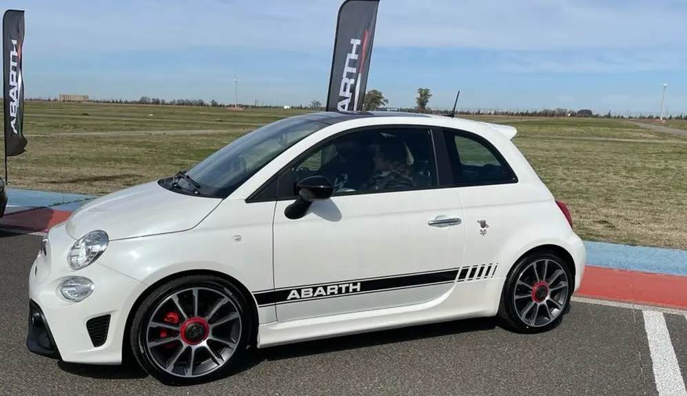 Entrega del primer Abarth a una de sus clientas.