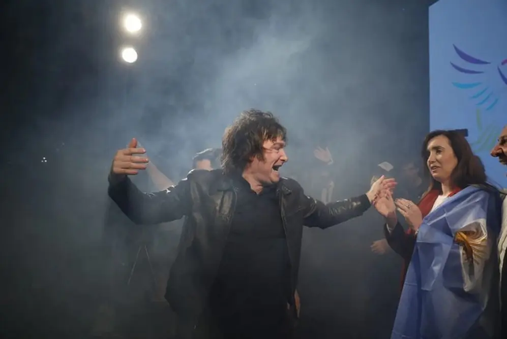 Furioso cierre de campaña de Milei con apoyo de hijo de Bolsonaro