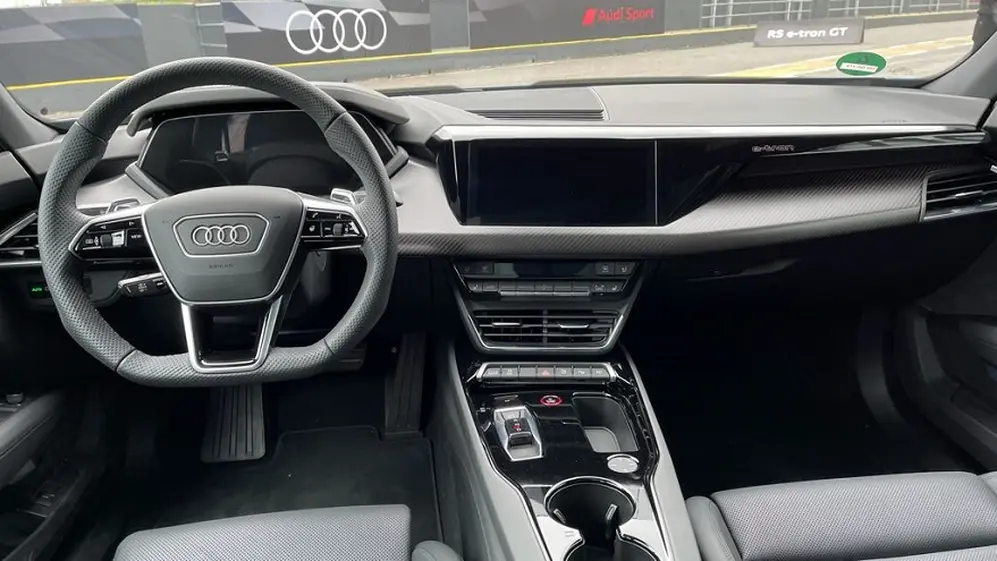 Así es el interior del Audi e-tron.