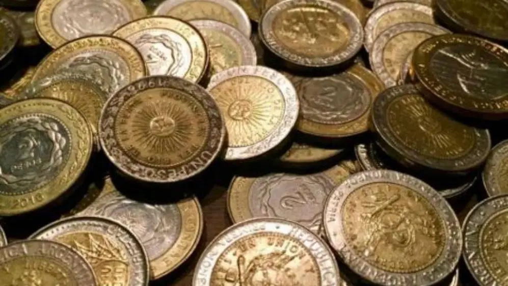 Se puede leer en las monedas de 1 peso 