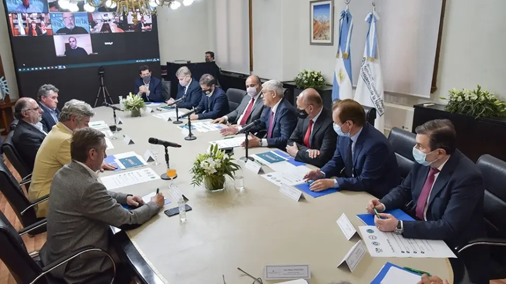 Domínguez con los directivos del campo: coincidencias en los micrófonos y diferencias de pronóstico