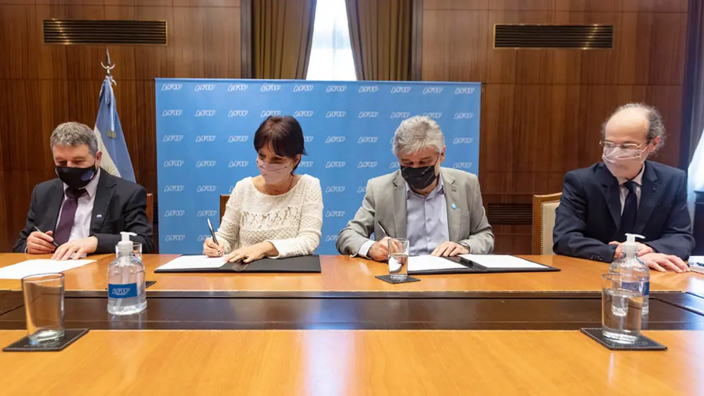 Marcó del Pont y Filmus firman el acuerdo.