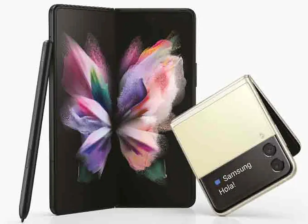 El Samsung Galaxy Z Fold3 5G (a la izquierda) y el  Samsung Galaxy Z Flip3 5G