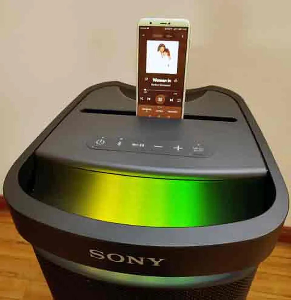 La parte superior incluye una ranura para colocar equipos de reproducción.