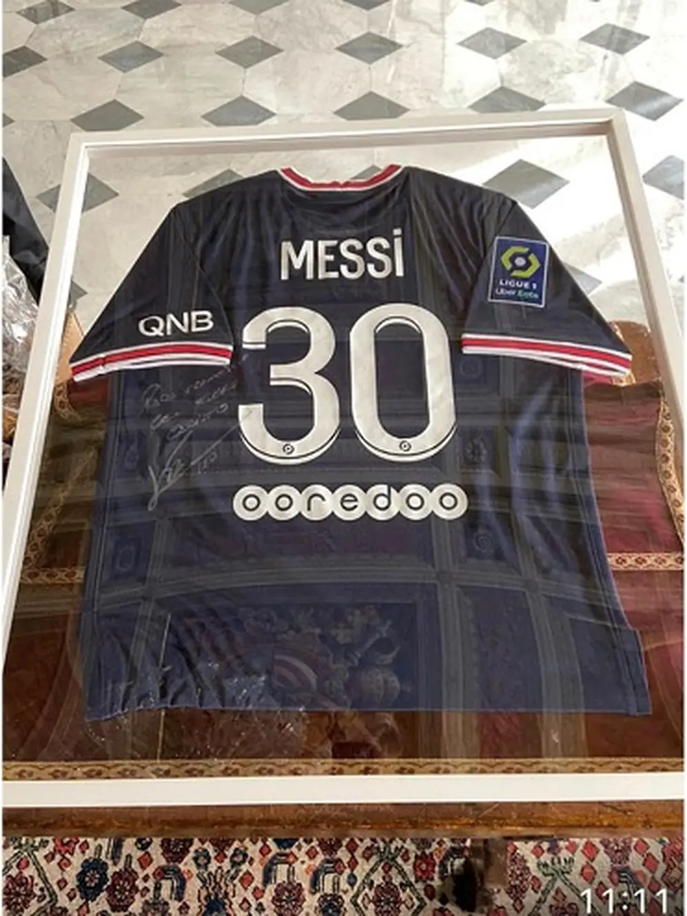  Messi le envió una camiseta del París Saint Germain (PSG) firmada por él al Papa