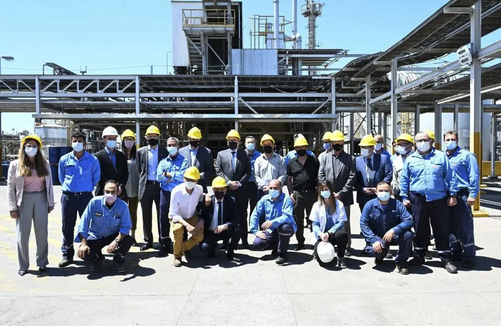 Kulfas, junto a directivos y trabajadores de Dow una vez finalizada la reunión