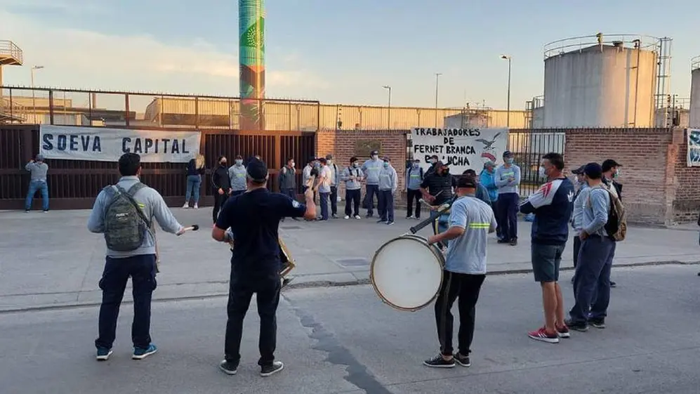 Los trabajadores paralizaron la actividad de la fábrica.