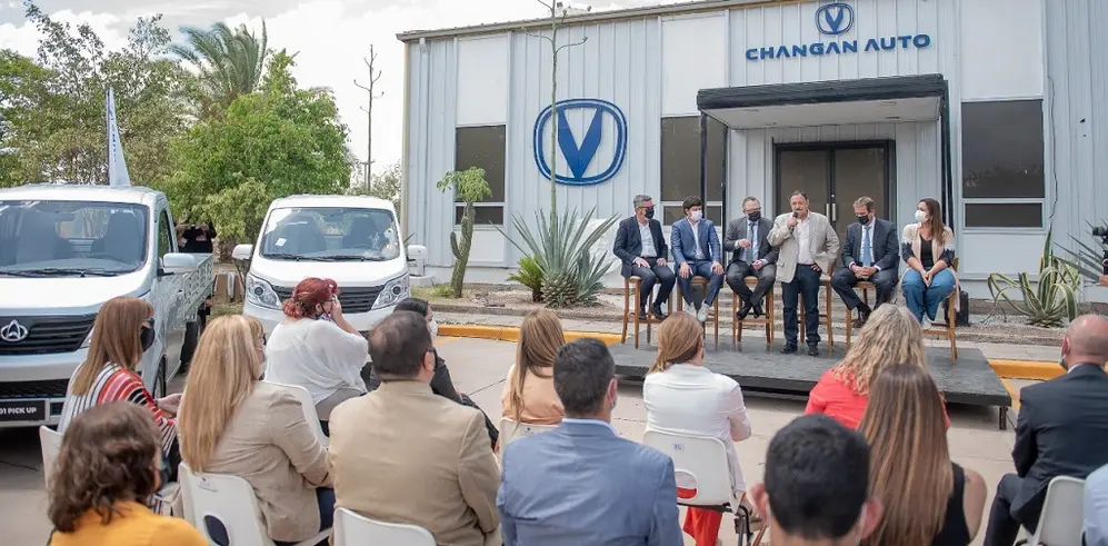 Directivos de Changan durante el anuncio.