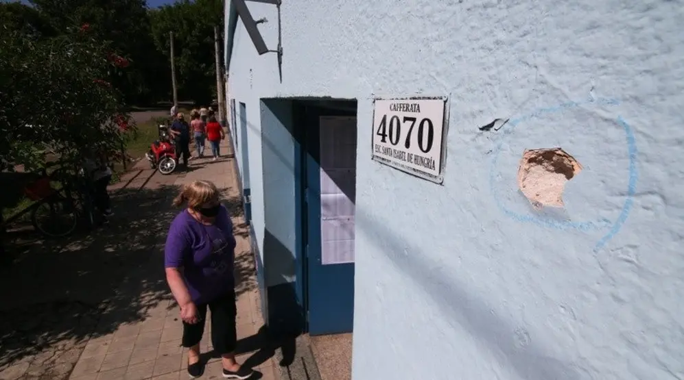 Balearon una escuela de Rosario antes que se habilitara para la votación