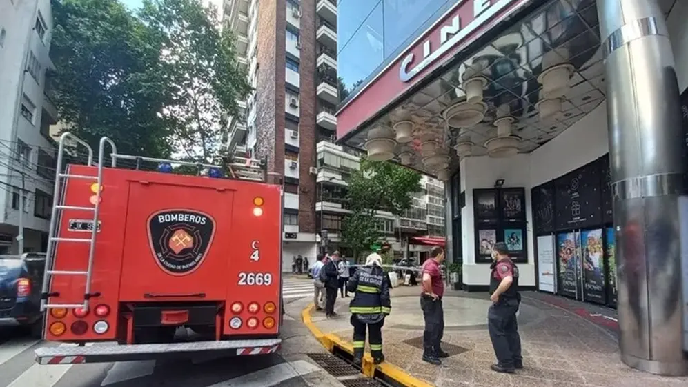 Los bomberos trabajan en el sitio del derrumbe.