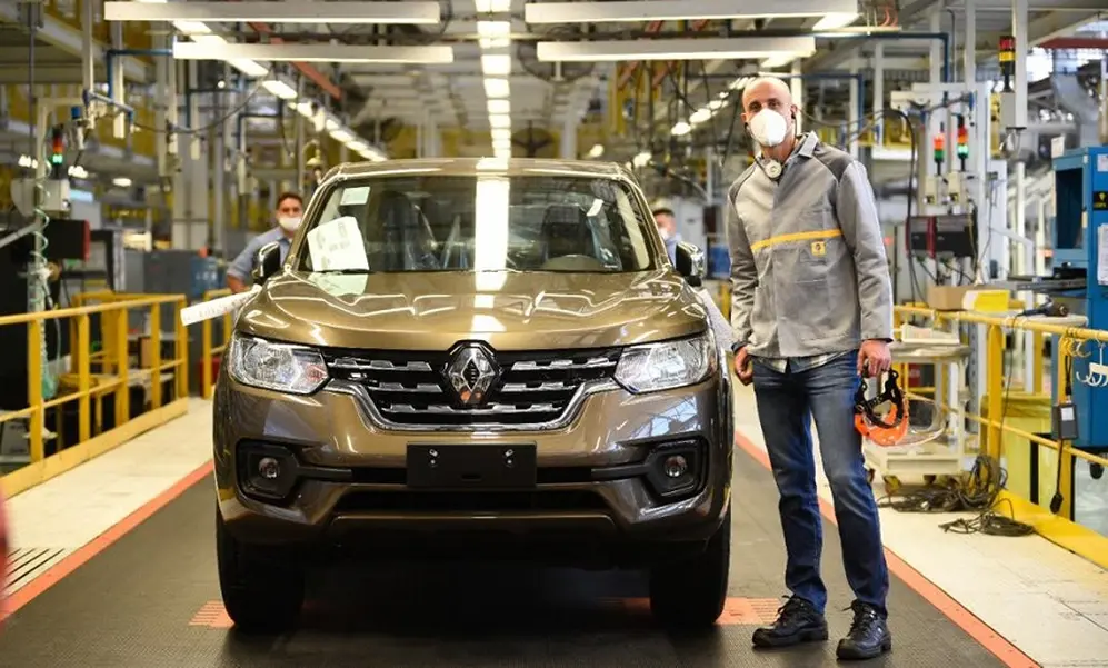 Manu Ginobili junto a la Renault Alaskan.