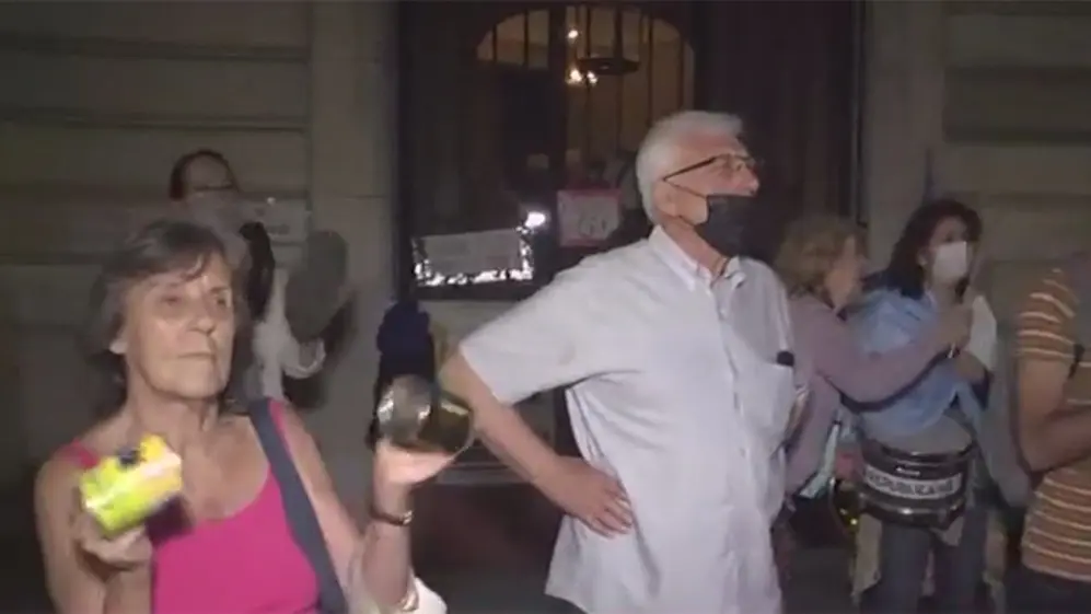 Tras conocerse el fallo, hubo cacerolazos de protesta, pero los sectores más radicalizados de la oposición exigen medidas de protesta más contundentes
