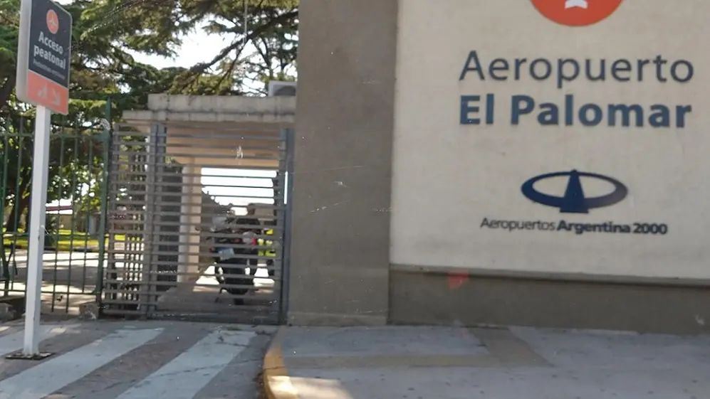 El frente del ex aeropuerto comercial, en una foto acercada a iProfesional desde el ámbito aerocomercial.
