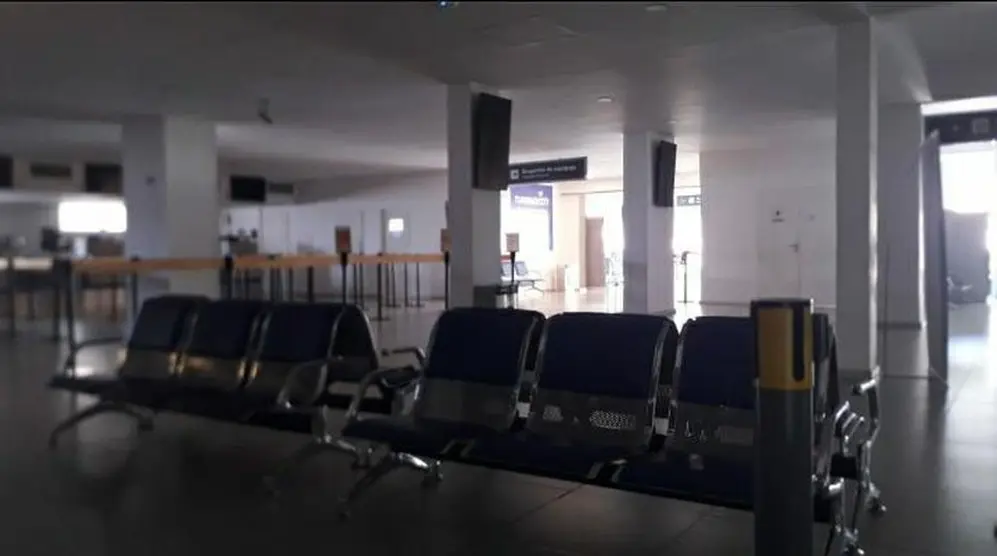 El estado de la sala de embarque.