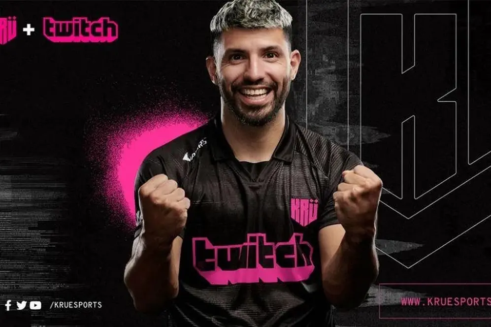 El Kun Agüero con la indumentaria de su equipo de eSports