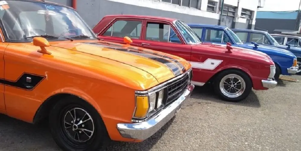 Ford Falcon Sprint, con variedad de colores.