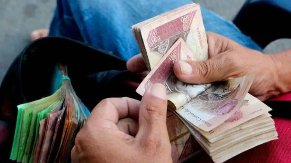 Sueldos: en Venezuela las compañías encararon la inflación llevando a valor dólar precios y compensaciones