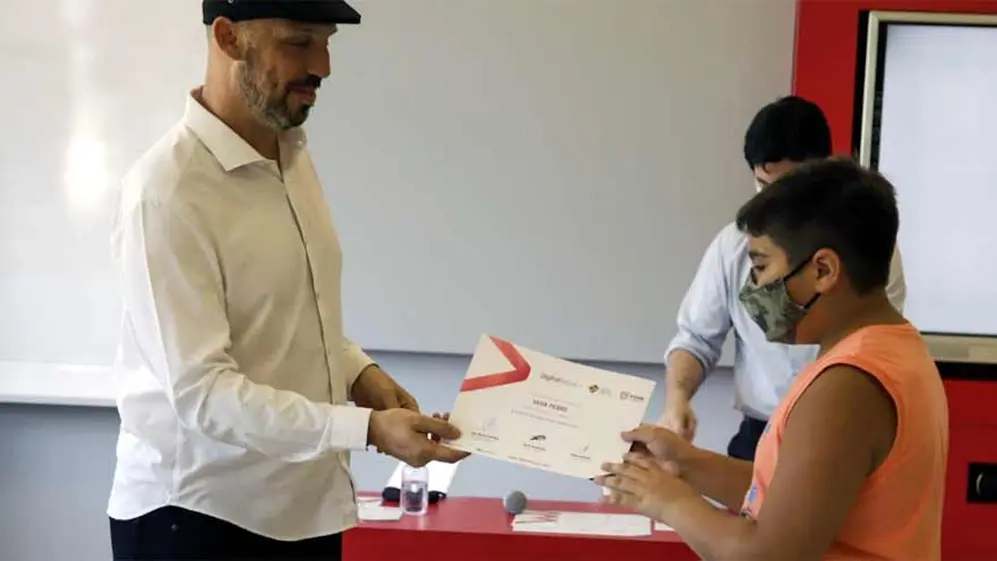 Ignacio Mazzocco entrega una de las certificaciones.