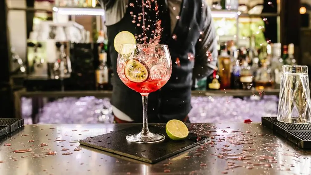 Barman, mozo, son empleos con menor riesgo de desaparecer por la IA en el corto plazo