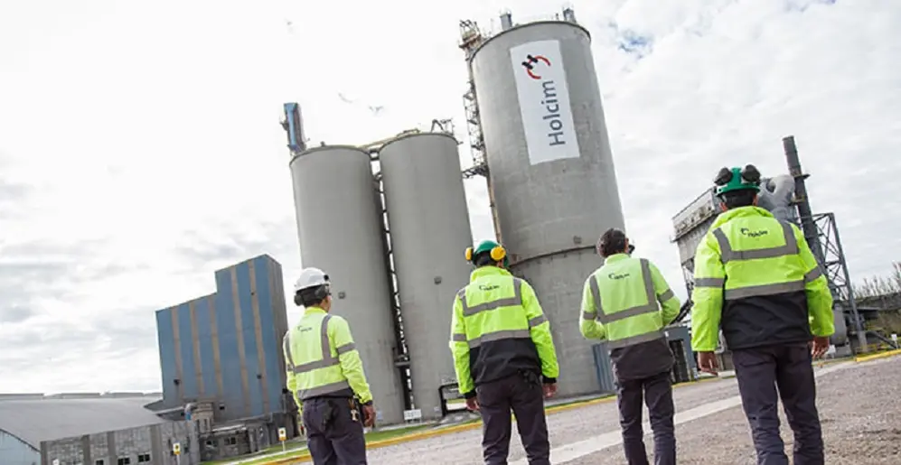 Holcim es uno de los principales proveedores mundiales de cemento y agregados (piedra triturada, grava y arena), así como otras actividades como concreto.