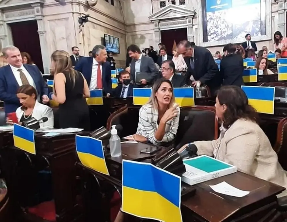 Juntos por el Cambio llenó el Congreso de banderas de Ucrania para cuestionar la postura del Gobierno