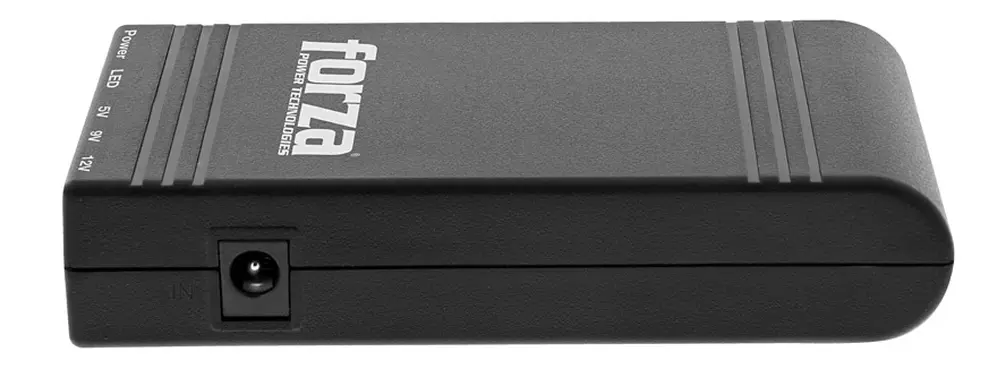 Para cargar la batería de la mini UPS se necesitará de un cargador de 12 voltios.