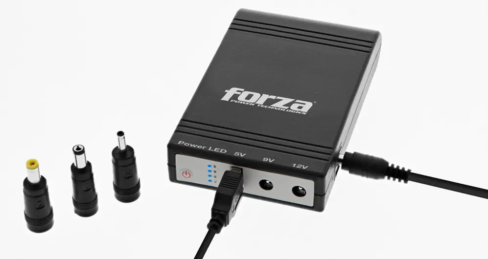 La mini UPS puede usarse para alimentar un router o dispositivos que cargan mediante USB.
