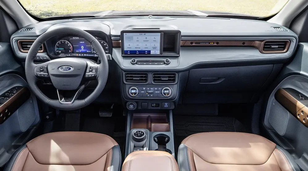La camioneta de Ford tiene asientos de cuero y pantalla táctil.