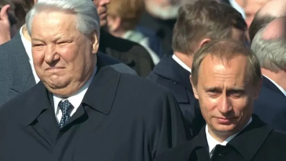 Boris Yeltsin, protagonista del default, junto a un joven Vladimir Putin.