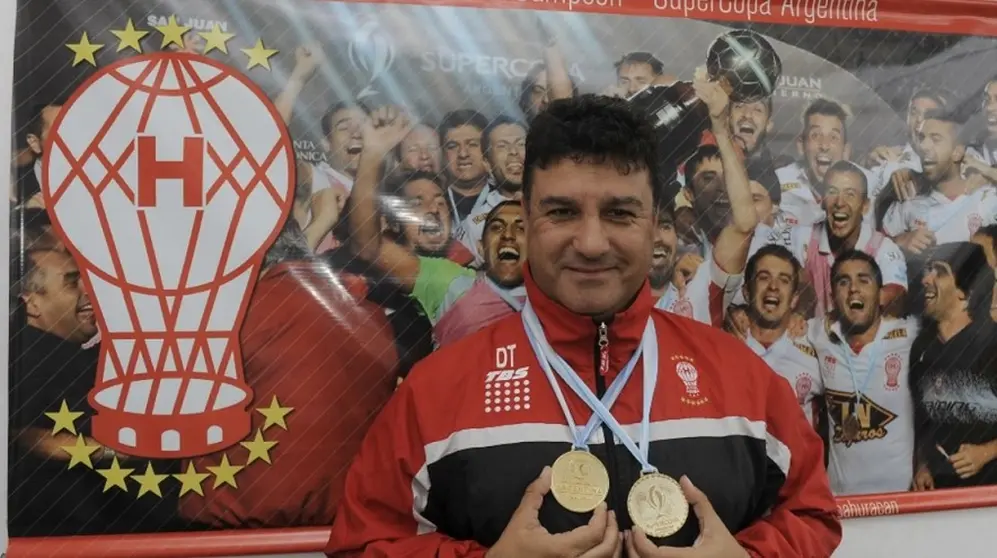 El ex entrenador dos veces campeón con Huracán (Copa Argentina 2014 y Supercopa Argentina 2015)