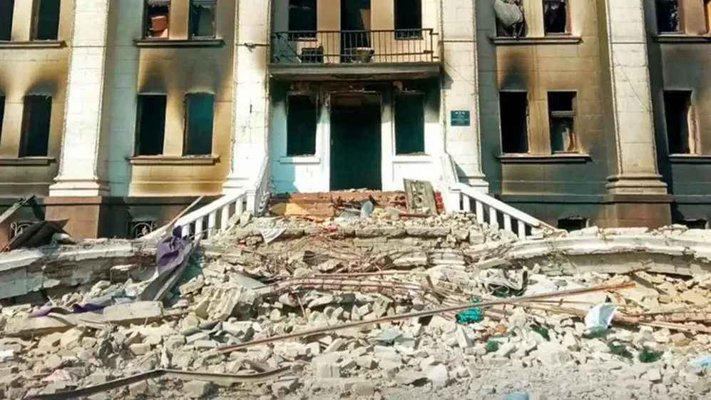 Ruinas del teatro bombardeado: cientos de personas se refugiaban en su interior.